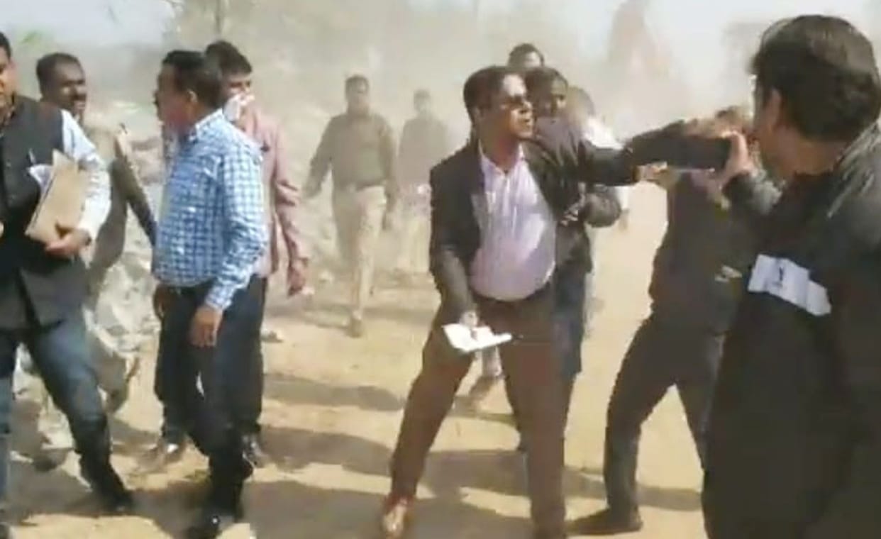 Joint Commissioner slapped farm house owner and says - Jara mera danda to lao