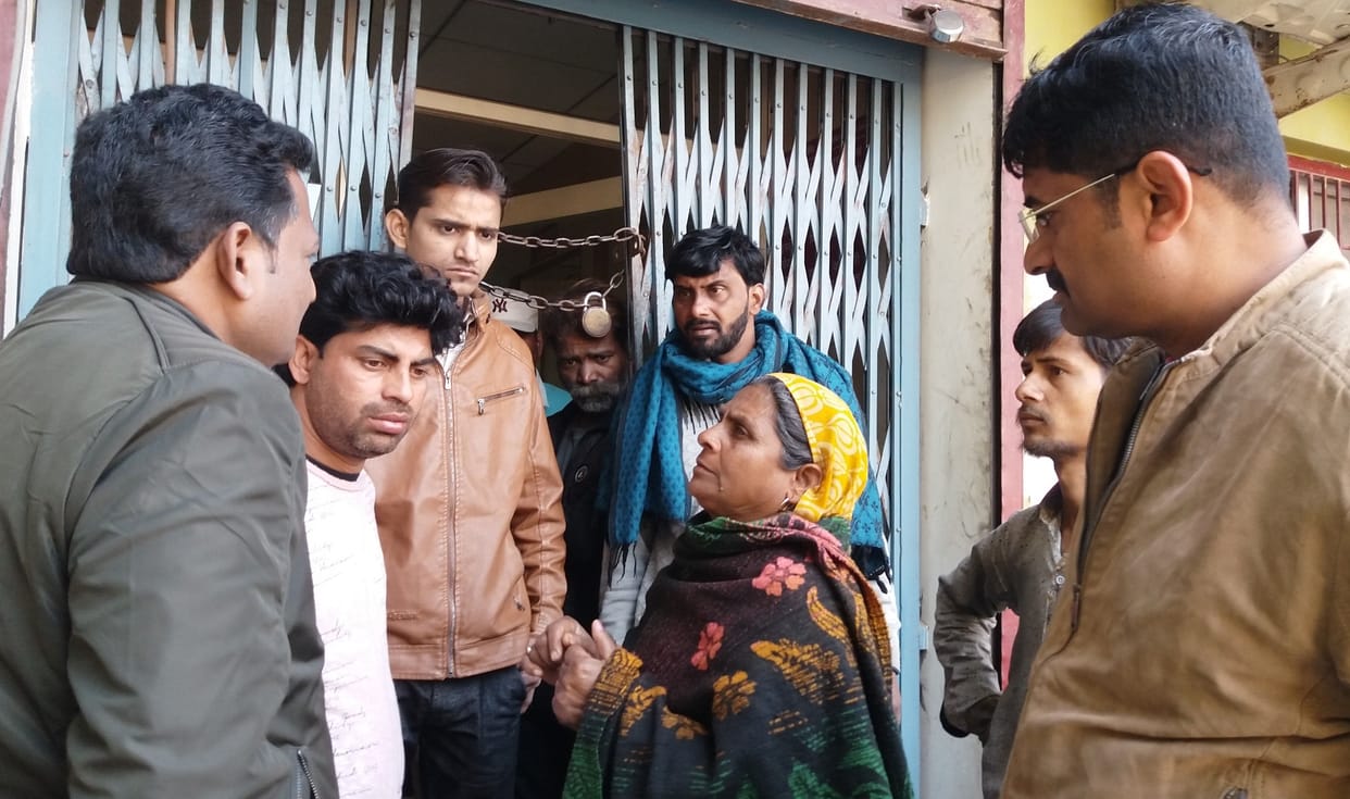 Hathras: cheating two youths who came to withdraw money from the bank cheated Rs 80700