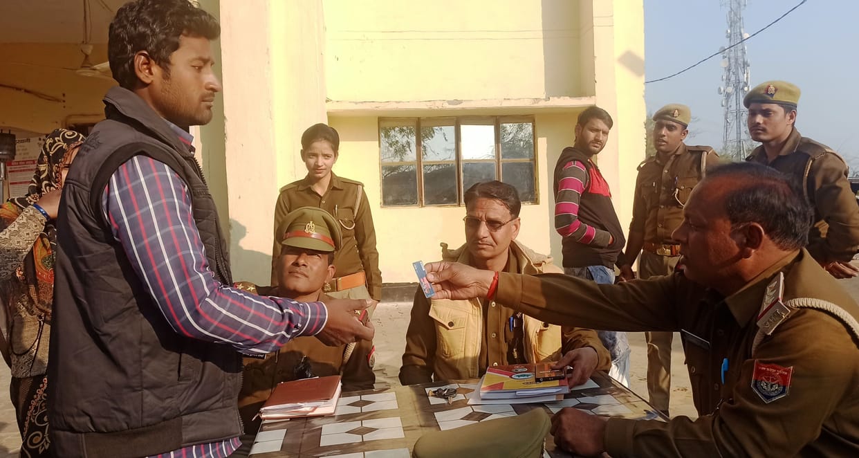 Hathras: 17 thousand rupees crossed from ATM card by changing account