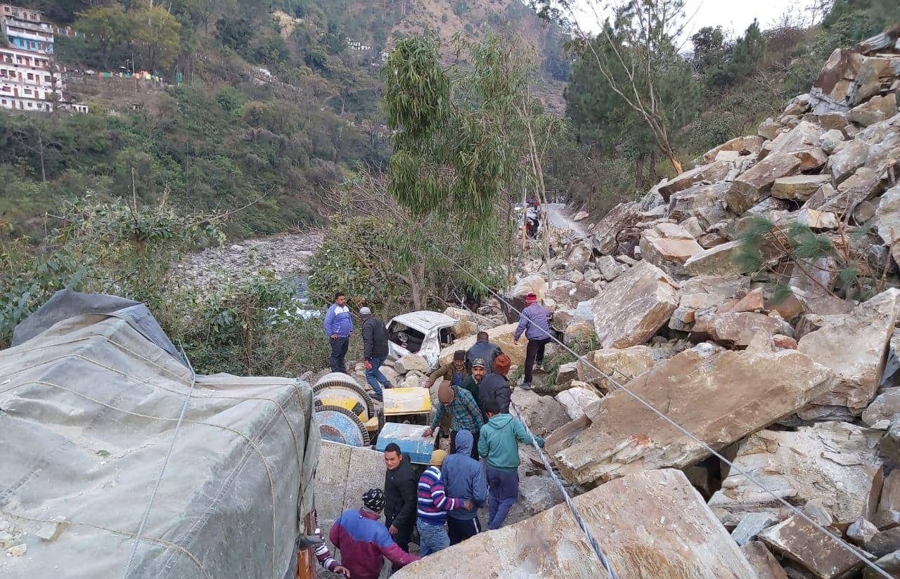 Uttarakhand: landslide on badrinath high way three house and vehicle buried