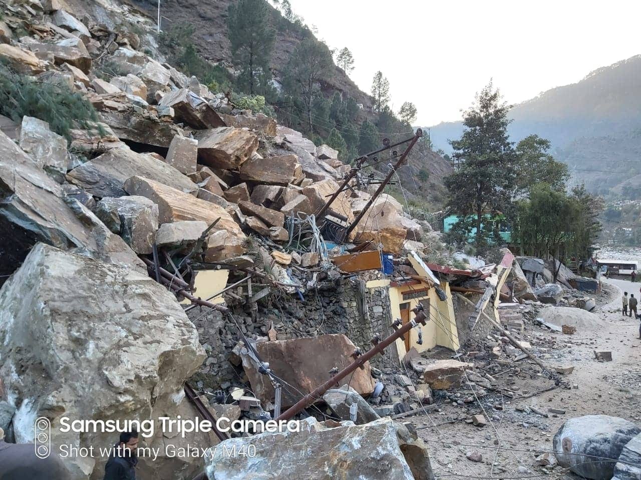 Uttarakhand: landslide on badrinath high way three house and vehicle buried