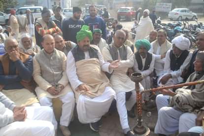 वार्ता करते नरेश टिकैत