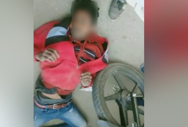 Three youth accused of Snatching caught and beaten by Public in Moga