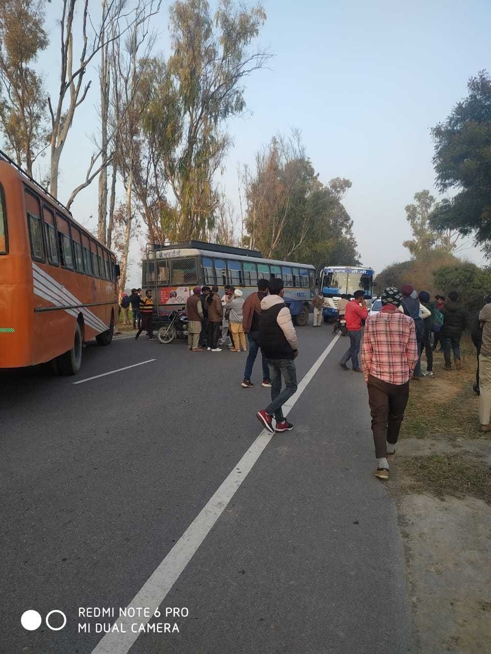 bus driver was beaten and road is also jamed by the peple