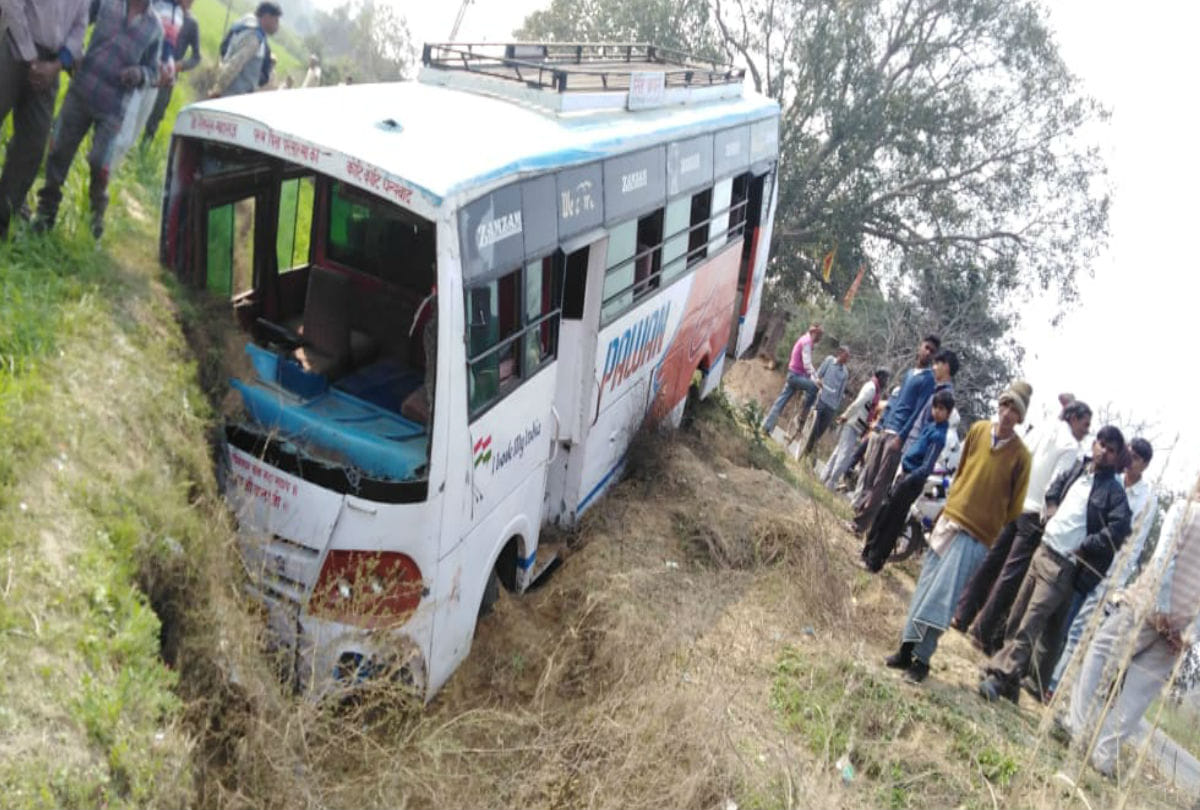 Accident At Etah Mainpuri Road Private Bus Falls Into Ditch