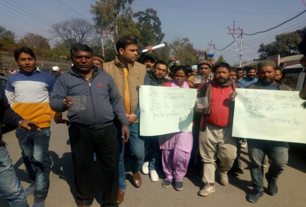 Dehradun: E Rickshaw driver Attempt to self immolation in dehradun
