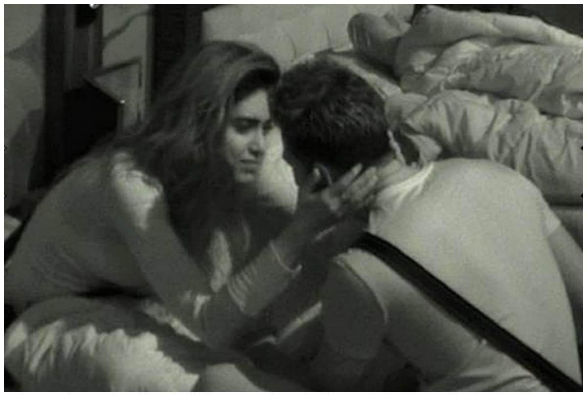 Tanishaa Mukerji Armaan Kohli to Sidharth Shukla Shehnaz 14 contests kissed on screen in Bigg Boss