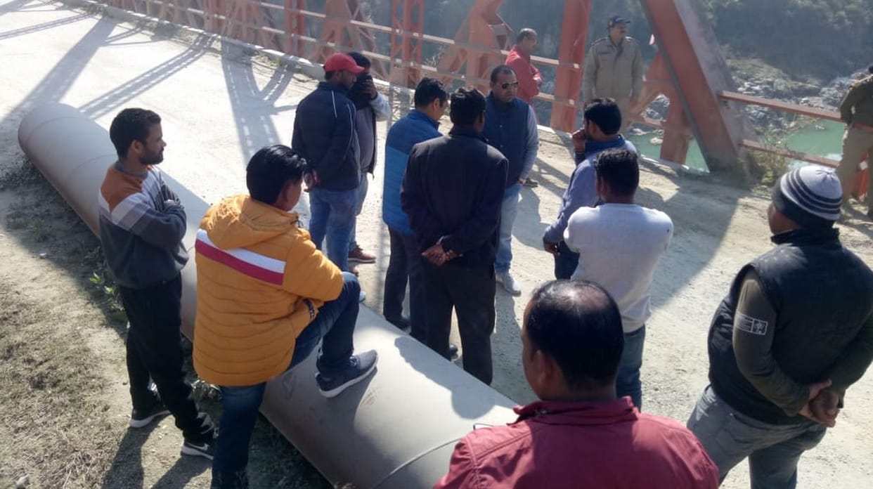 Villagers stopped the work of laying the pipeline, workers returned