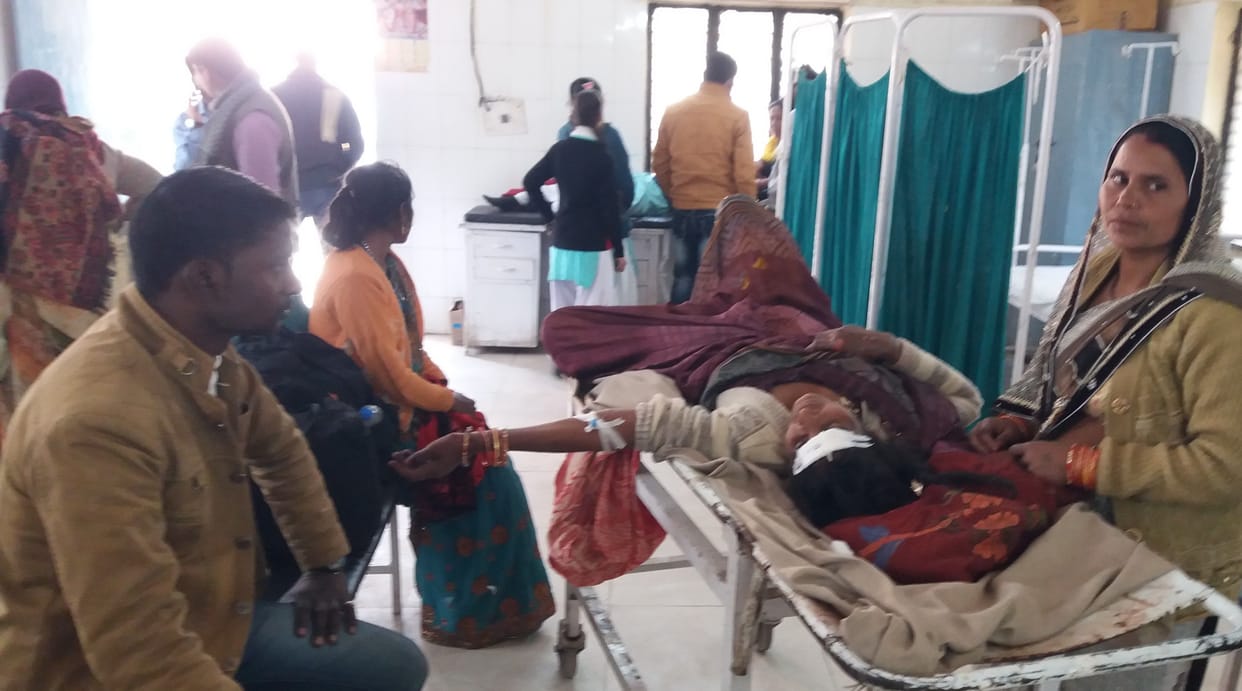 Hathras: Woman injured due to falling while boarding a moving train
