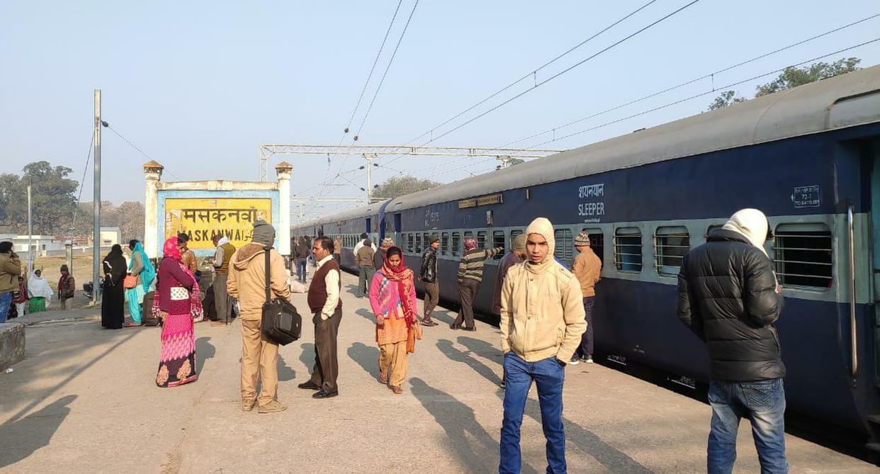 Cracks in the track, Barauni-Gwalior Express stood for two and a half hours
