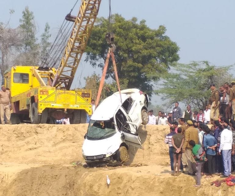 nichalee gang nahar mein giree sipaahee kee kaar, paanch kee maut, parijanon ka hangaama