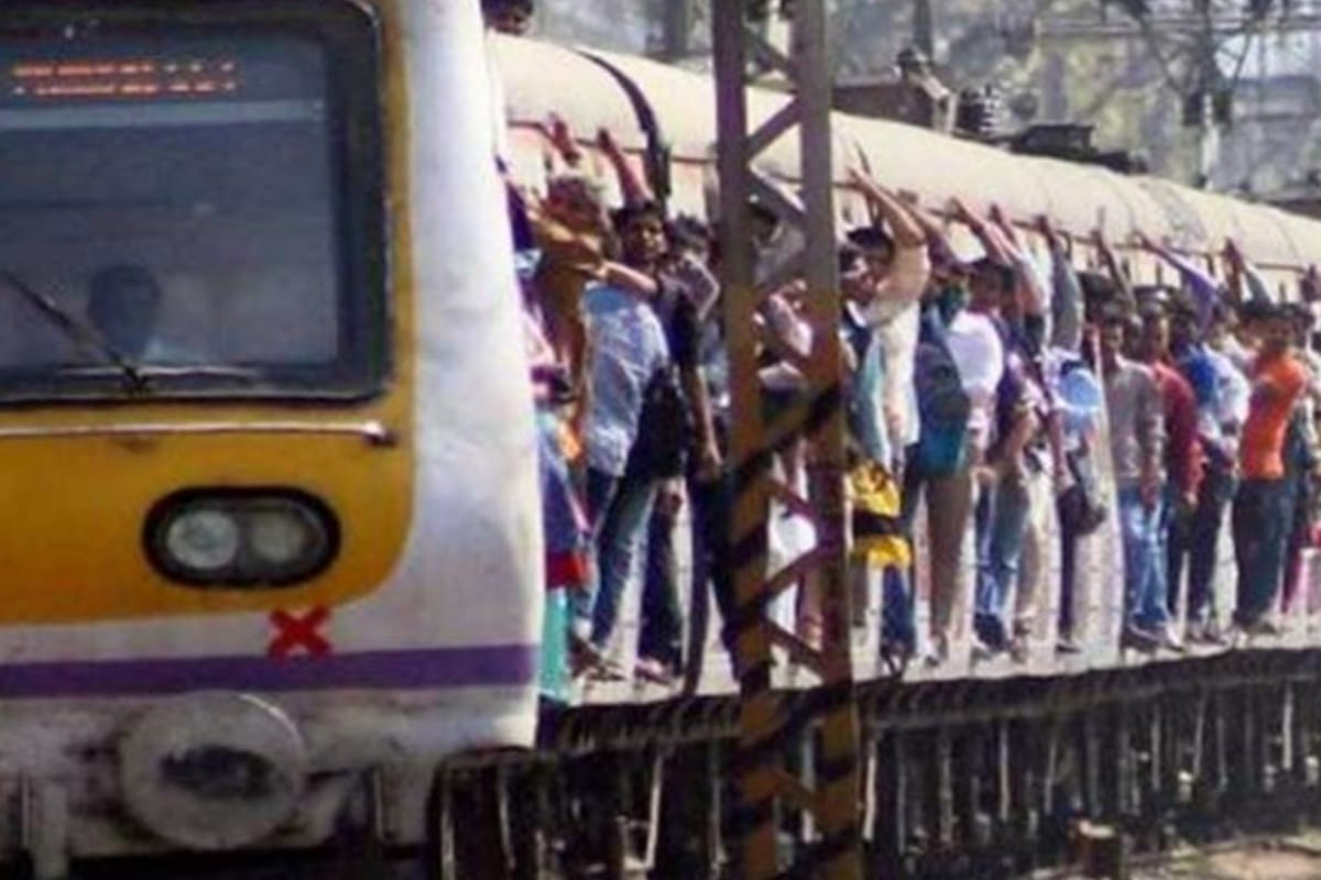 Maharashtra three people fell down from local train, one died, two others are hospitalized in kalwa