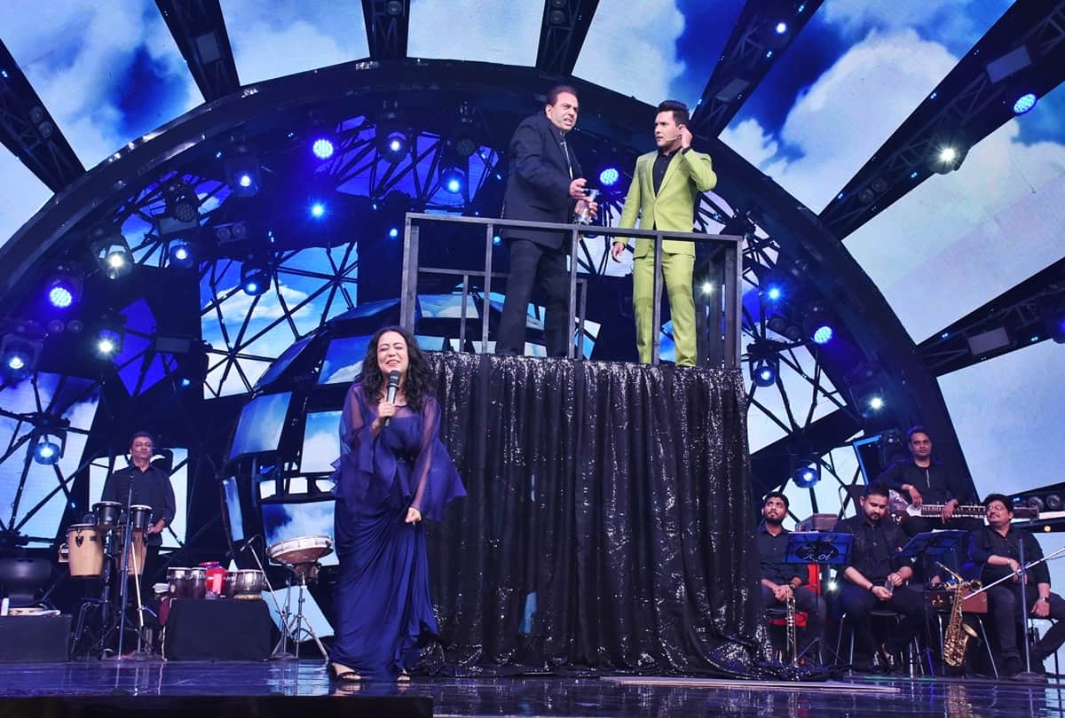 Actor Dharmendra Remember Old Days and got Emotional on The Sets of Indian Idol 11