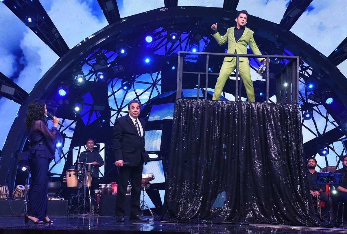 neha kakkar and aditya narayan recreated Sholay scene with Dharmendra at Indian idol 11