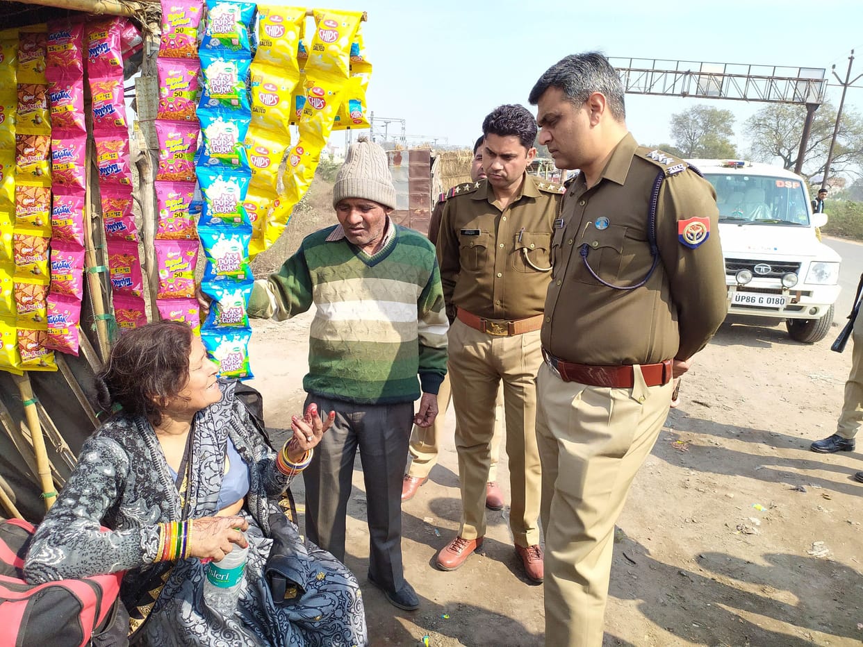 Hathras: Cheating lakhs of jewelery from the couple by pretending to sit in a car