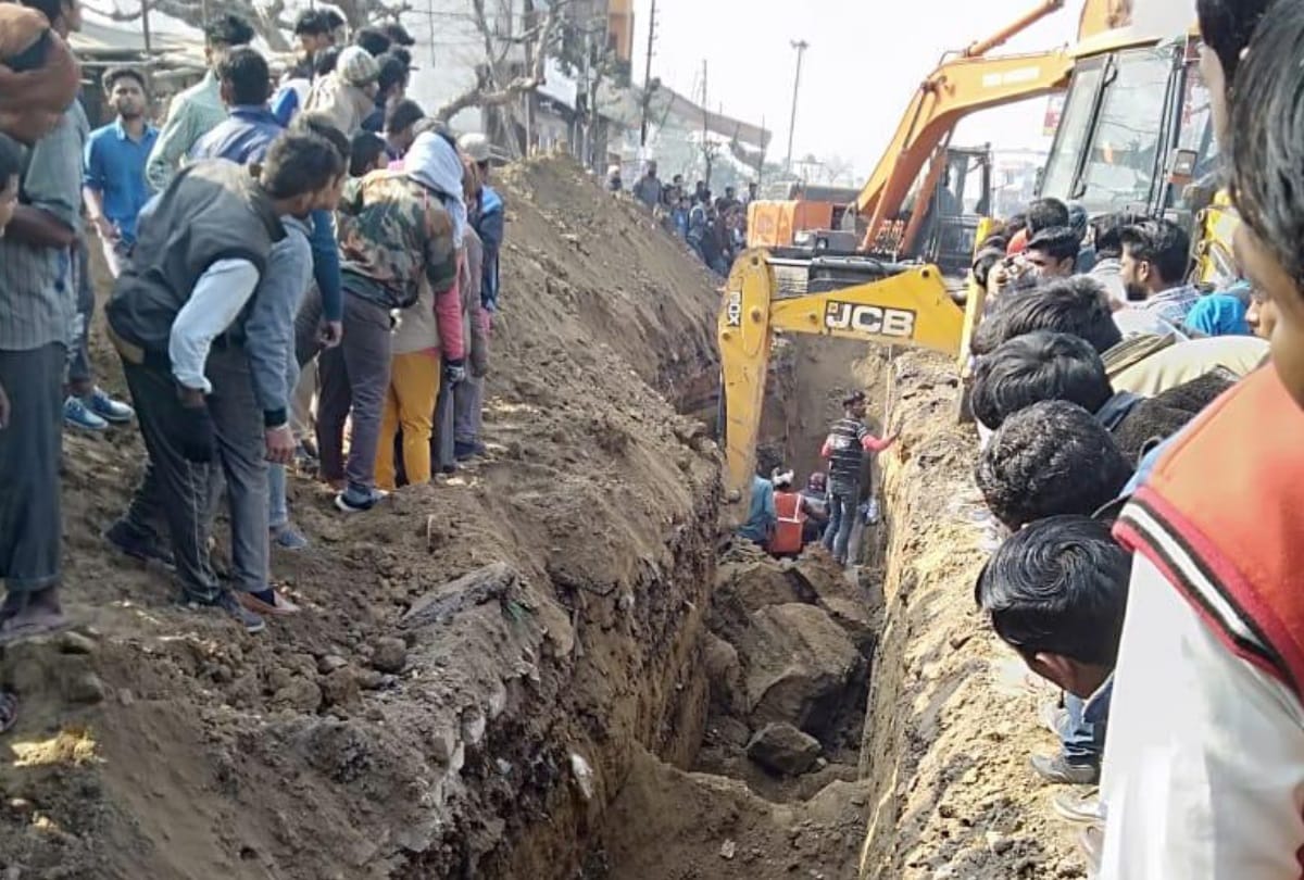 Bulandshahr during sewer digging one labour died of trapping in heap of soil 1 injured