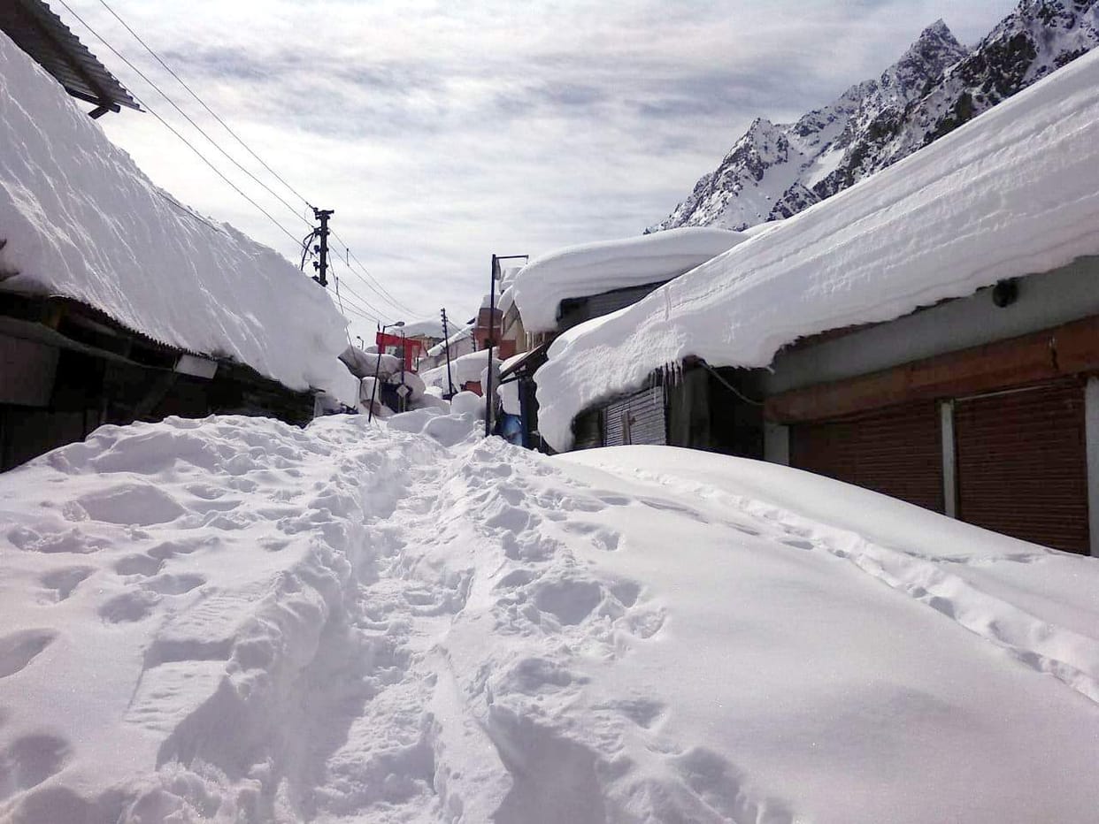Uttarakhand: Badrinath Dham covered with snow, ten feet of snow in dham