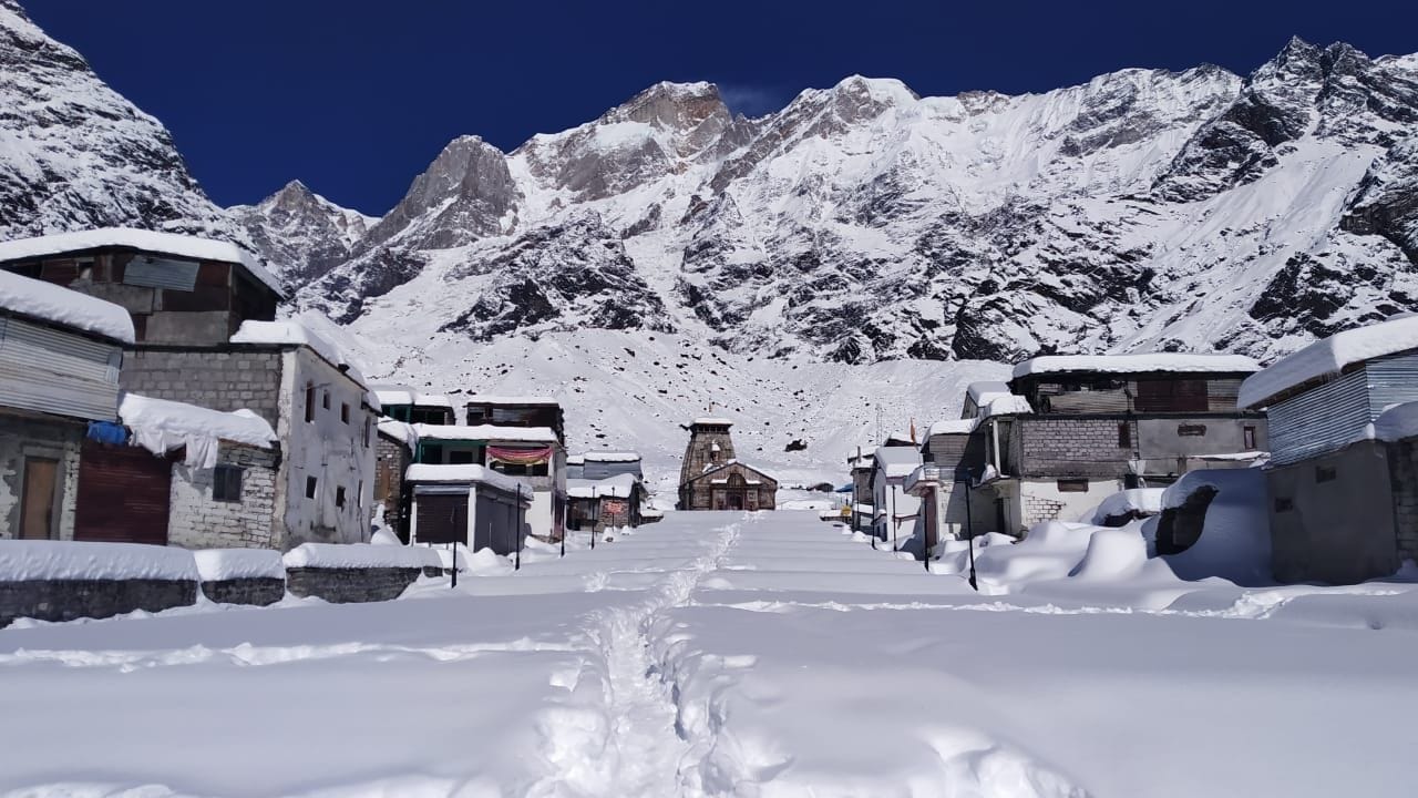 Uttarakhand: Badrinath Dham covered with snow, ten feet of snow in dham