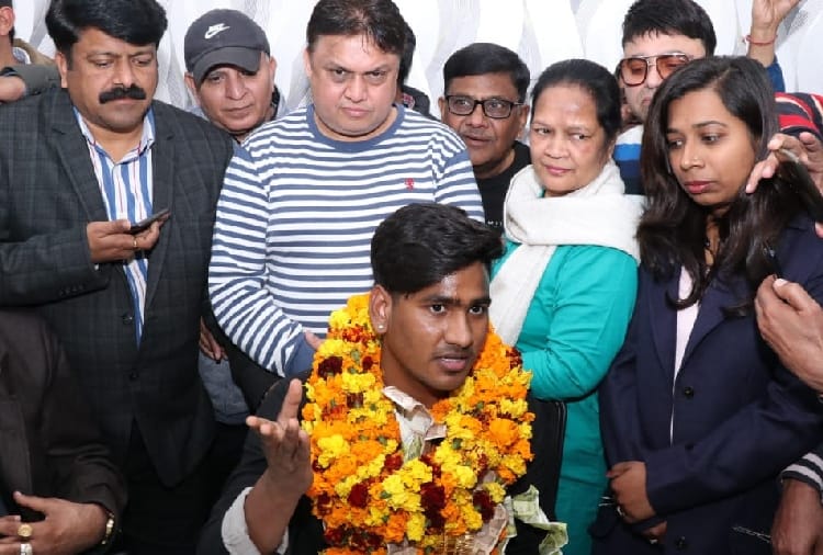 Indian Idol: people Welcomed of Sunny Hindustani in Bathinda with roadshow