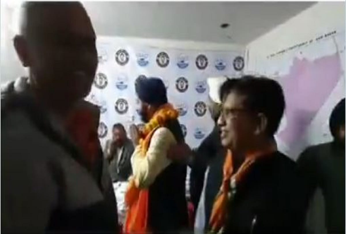 Delhi Assembly Elections 2020 BJP candidate Tajinder Pal Singh Bagga reach AAP office for votes