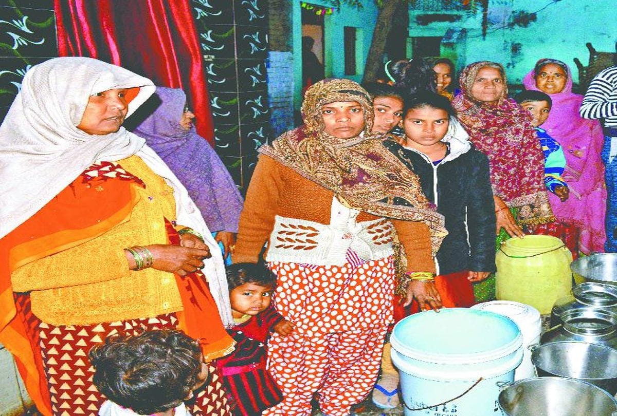 Water Crisis in Ayodhya Kunj and Katra Omar Khan Due To Pipe Line Damage