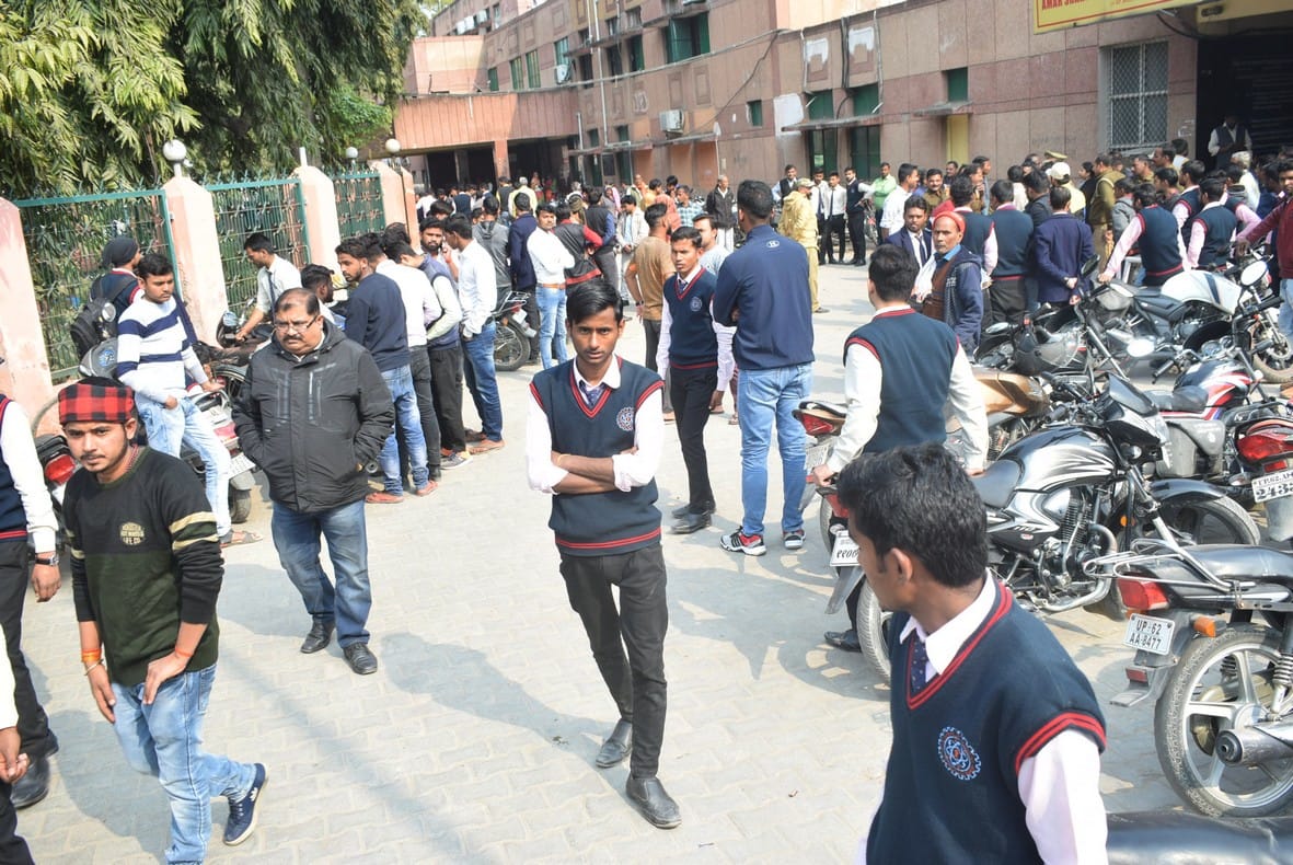 Uncontrollable dumper crushed several vehicles, student dead, two serious