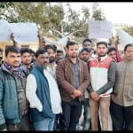 नुमाइश बाबू के खिलाफ विरोध प्रदर्शन करते संजू बजाज।