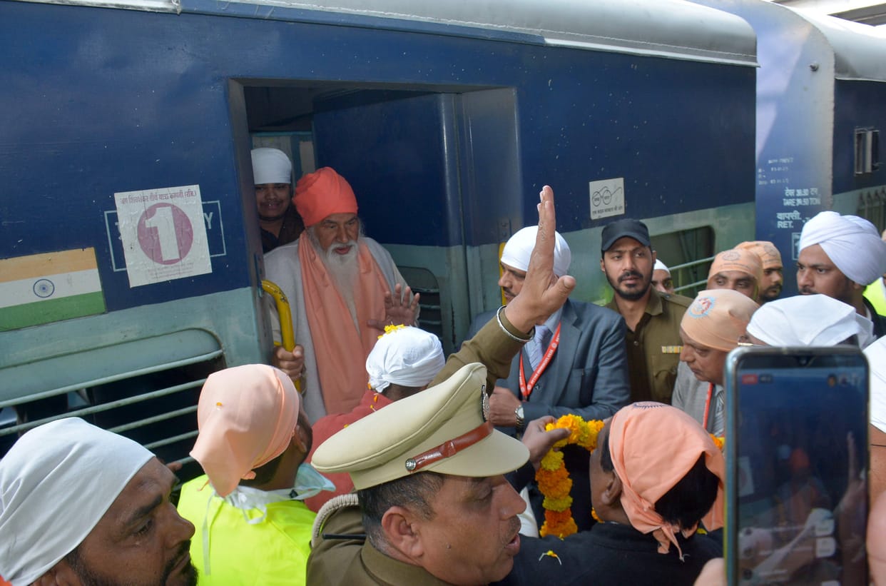 Sant Niranjan Das arrived from Begumpura Express amidst the deafening cheers of Sant Ravidas