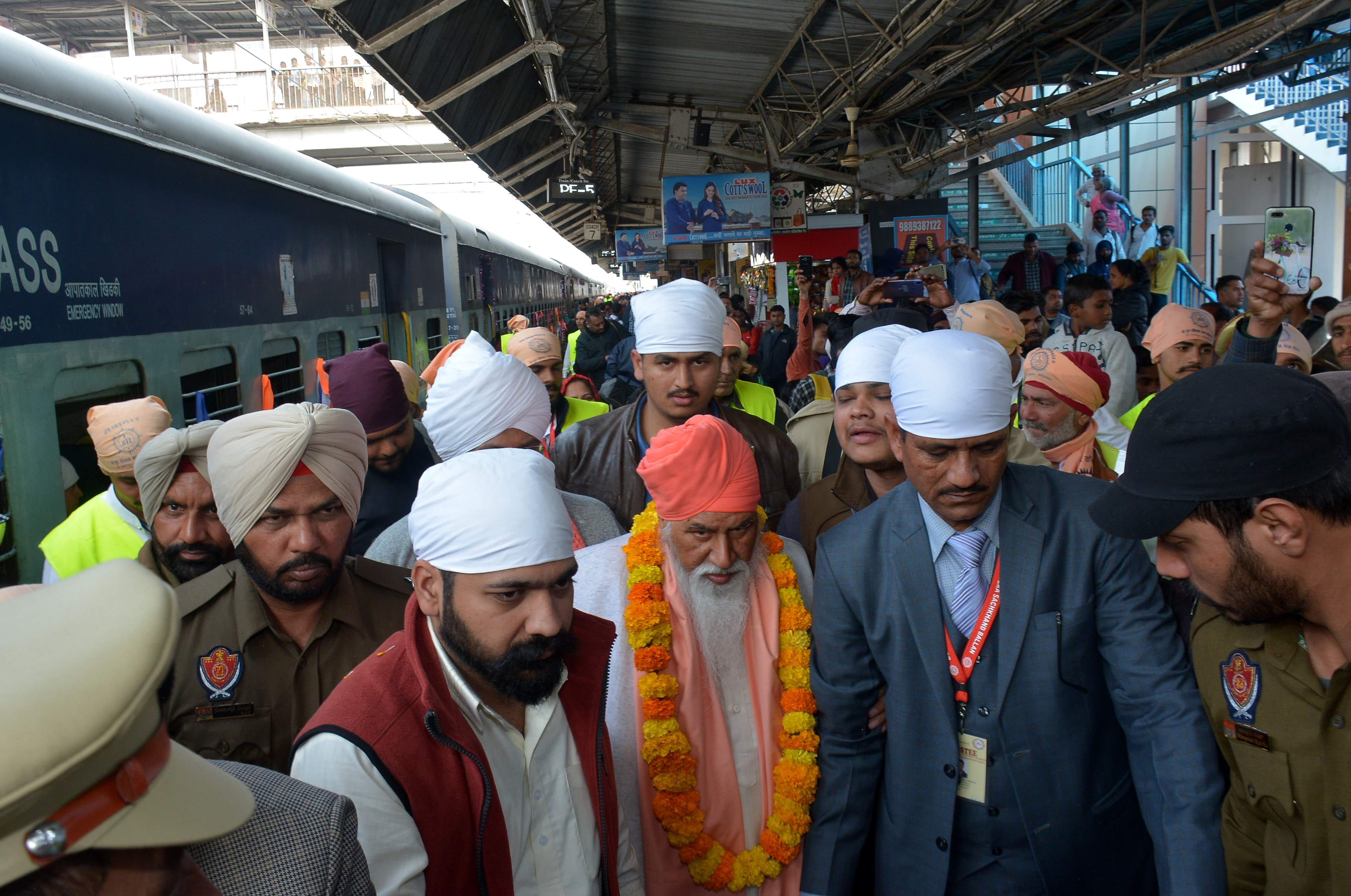 Sant Niranjan Das arrived from Begumpura Express amidst the deafening cheers of Sant Ravidas