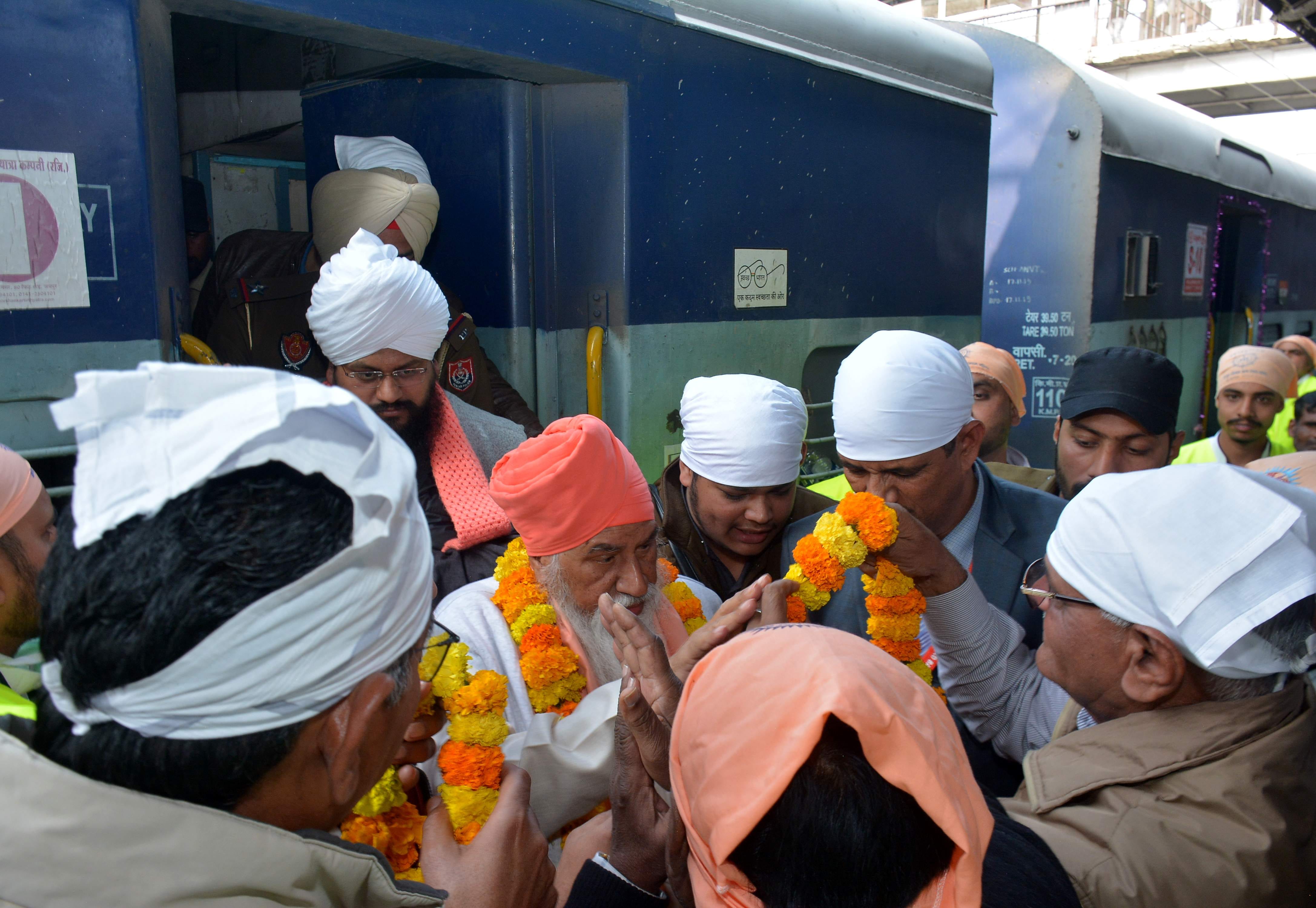 Sant Niranjan Das arrived from Begumpura Express amidst the deafening cheers of Sant Ravidas