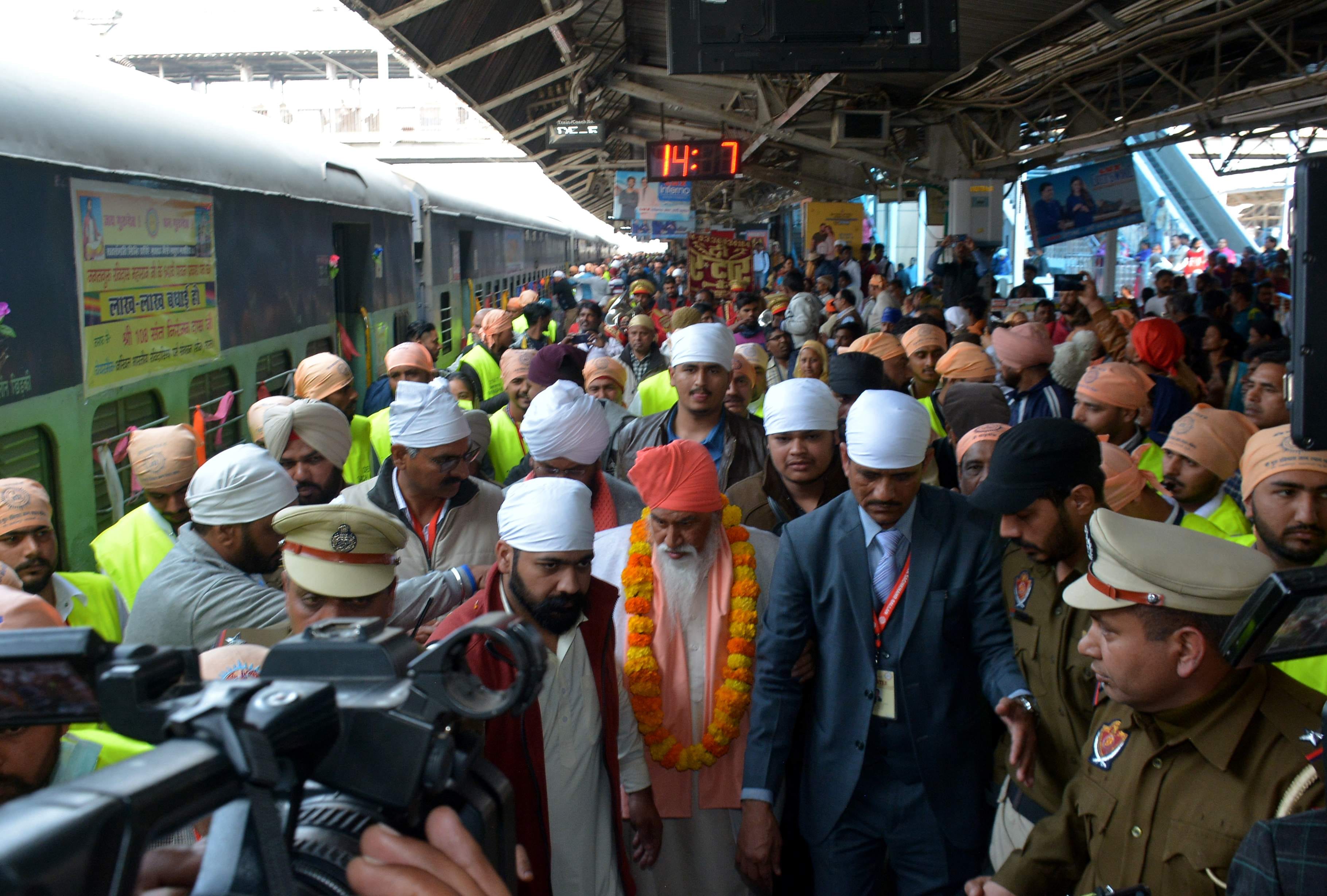 Sant Niranjan Das arrived from Begumpura Express amidst the deafening cheers of Sant Ravidas