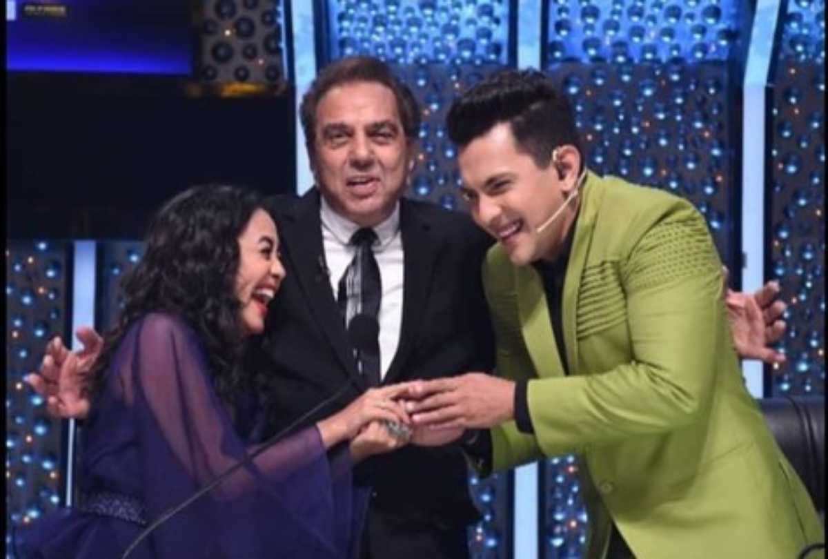 dharmendra gave blessings to neha kakkar and aditya narayan before wedding