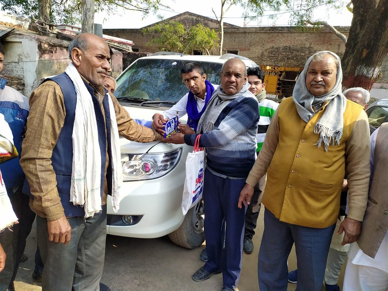 Hathras: Amar Singh, expelled from BSP, took off the blue flag from the car