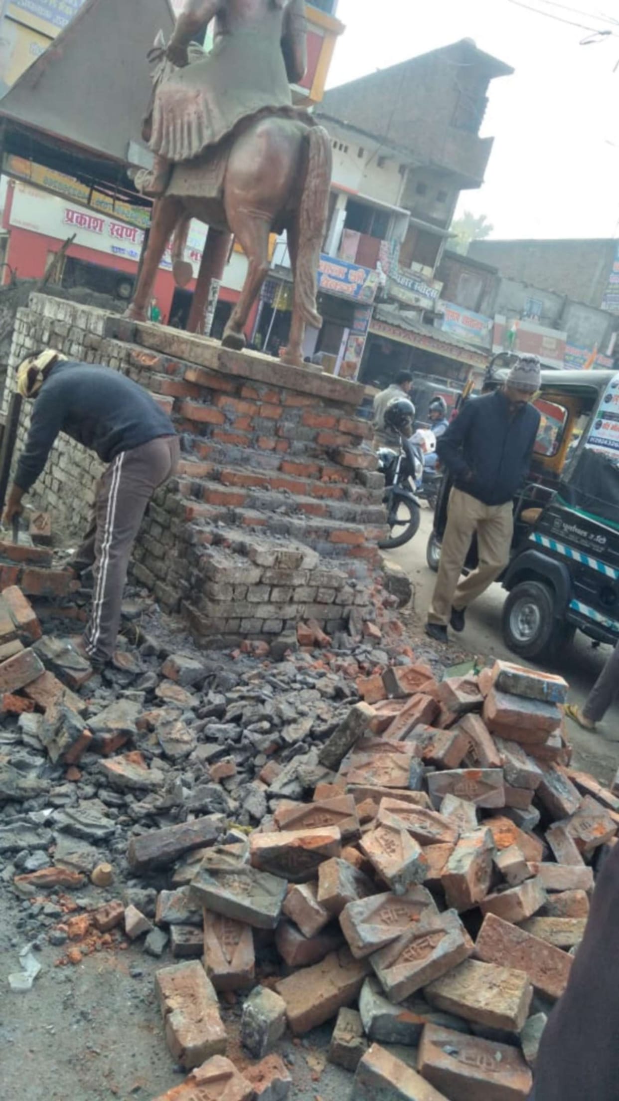 Statue broken, people calm down due to police's understanding