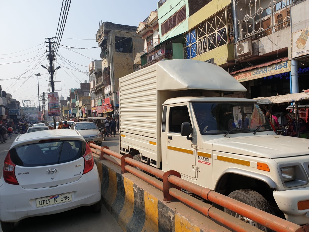 Bus collides with dividers to save cow dynasty, driver dies
