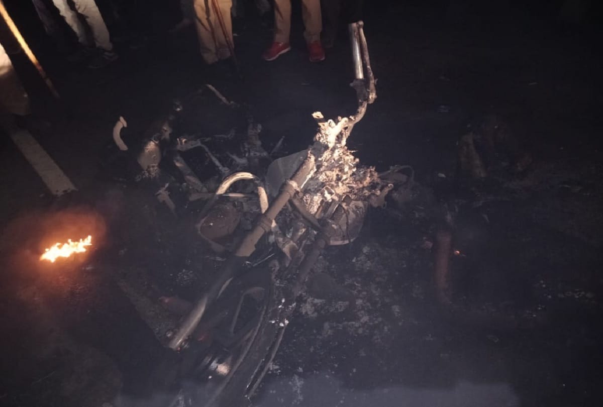 fire in bike due to collision two youths burnt to death in bahraich