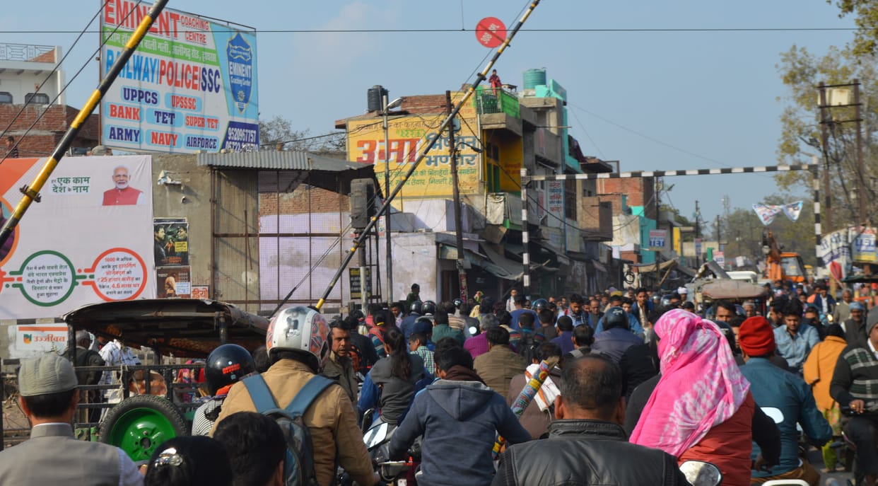 Hathras: City dwellers are injured at the pond crossing railway crossing