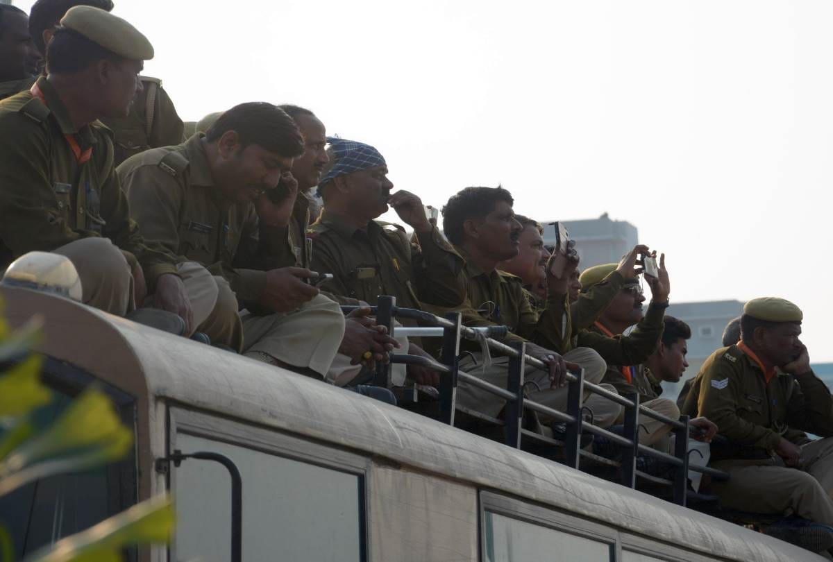 people watch thrilling action of indian armies in defence expo