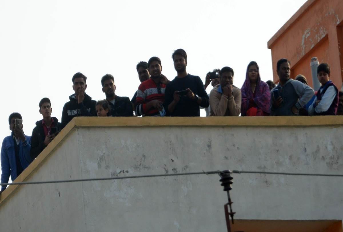 people watch thrilling action of indian armies in defence expo