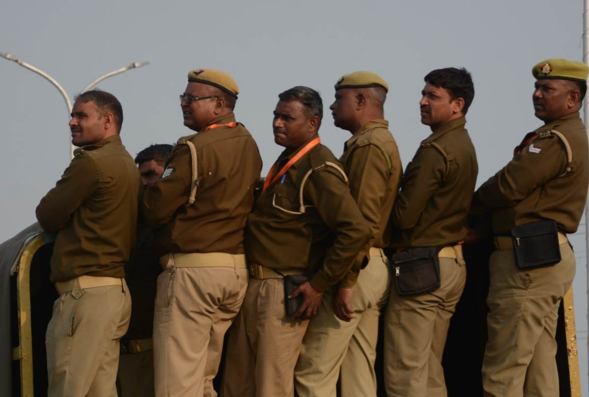 people watch thrilling action of indian armies in defence expo
