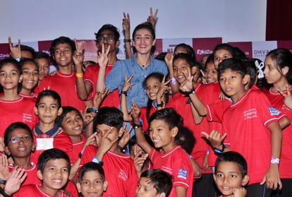 Dhvani Bhanushali Spent time with underprivileged children in Mumbai for her recent song Na ja tu