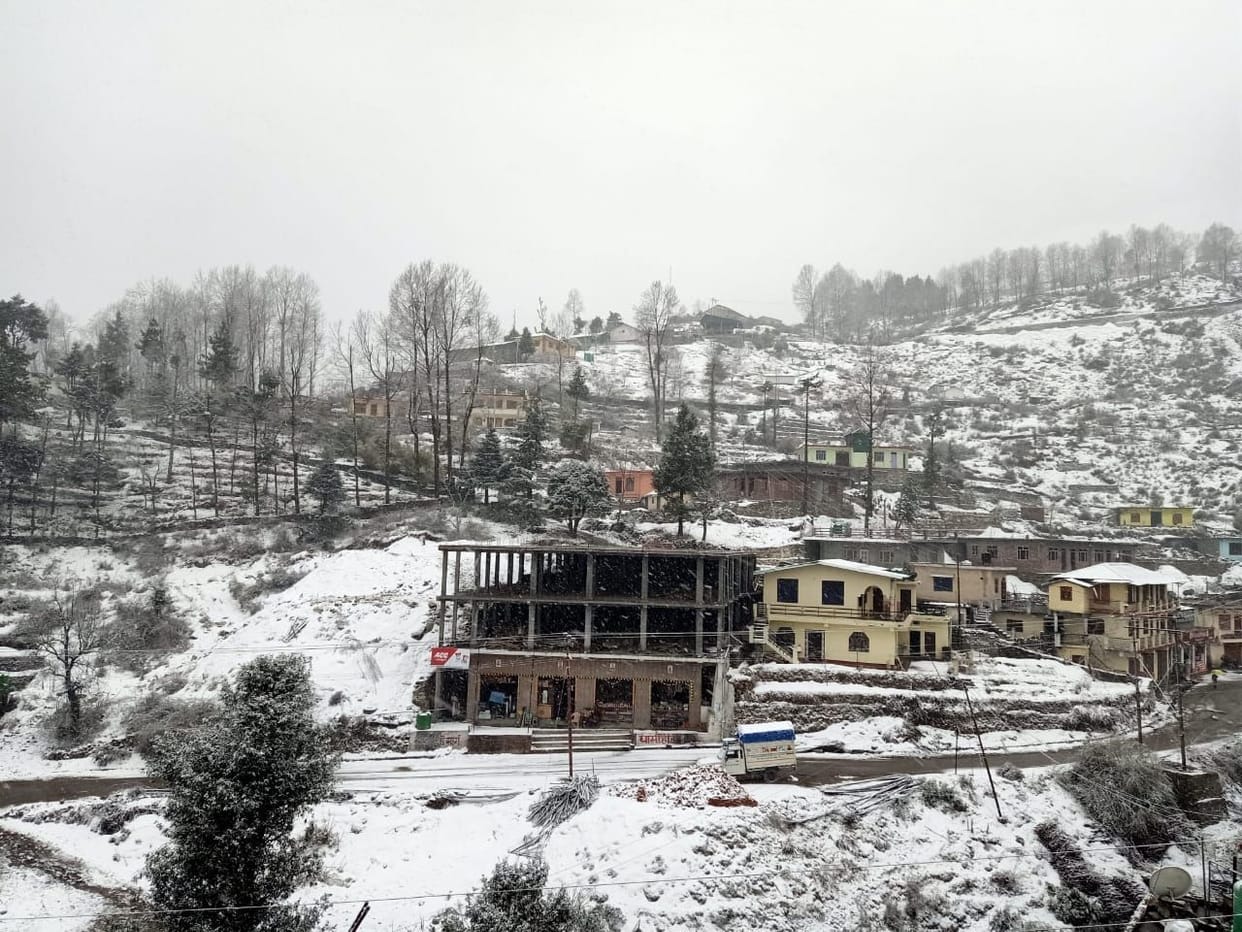 Snowfall in Munsiyari, Hail in DDihat