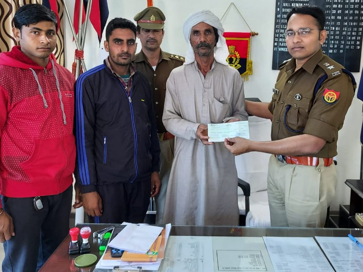 Handed over the check to the relatives of the deceased accused