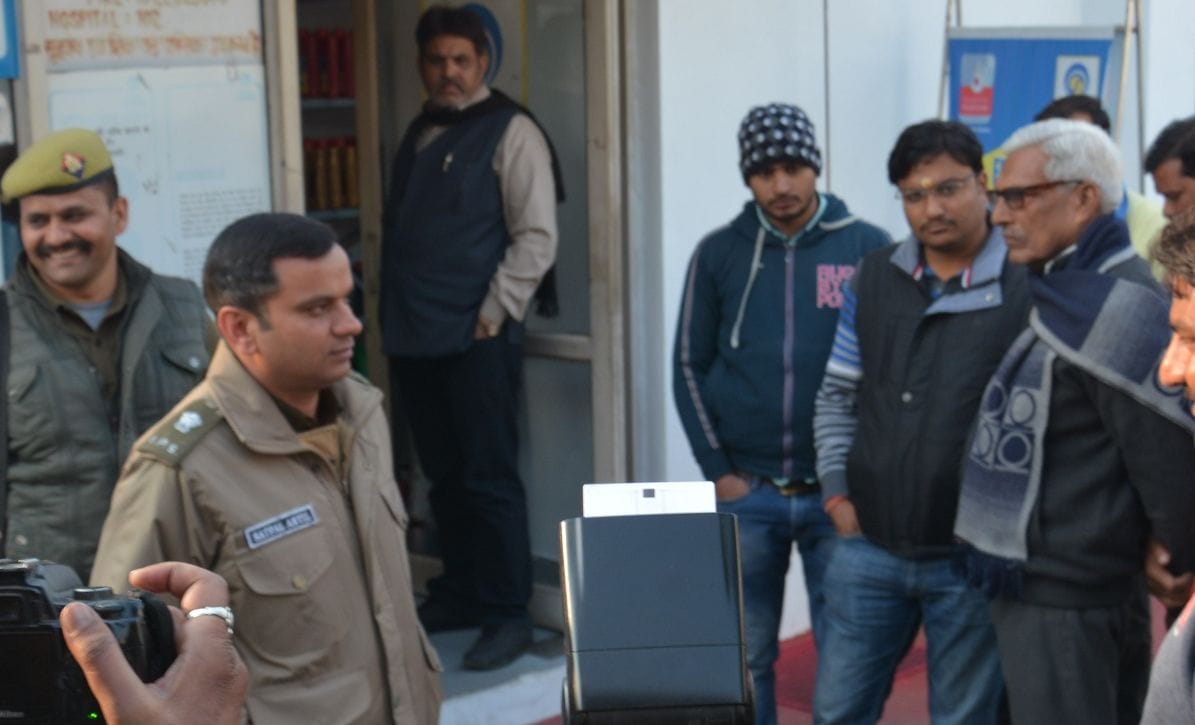 Two lakhs of rupees looted from petrol pump