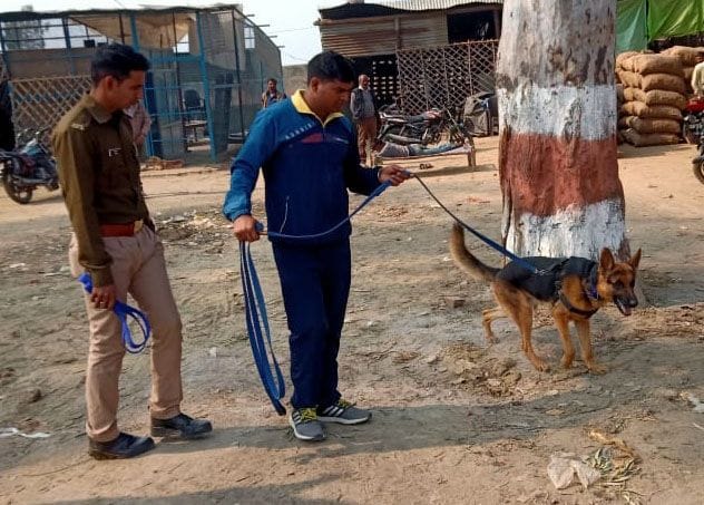 nigam mandee mein aadhat kee dukaan se choree, jangala kaat kar vaaradaat ko diya anjaam