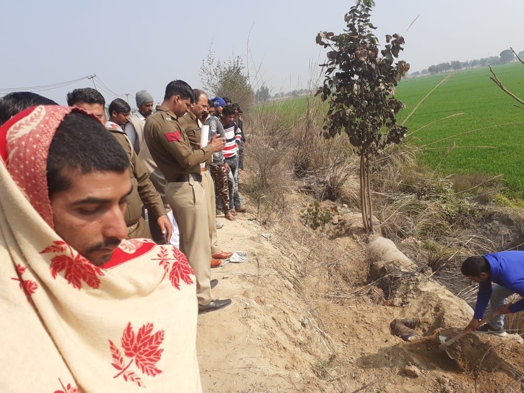 Woman's body found buried in roadside, not identified
