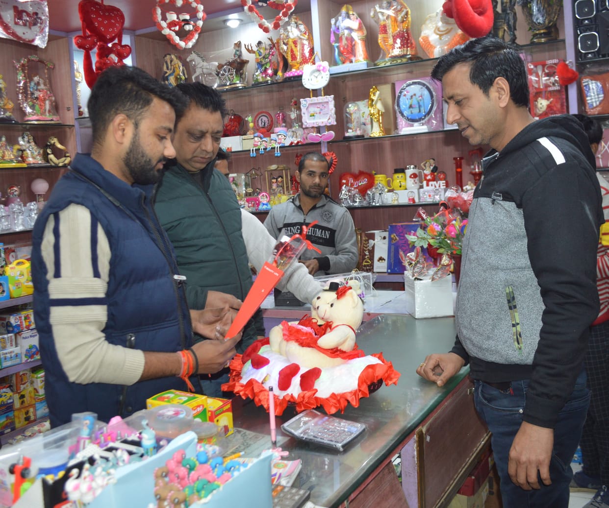 Hathras: Expressed by giving roses