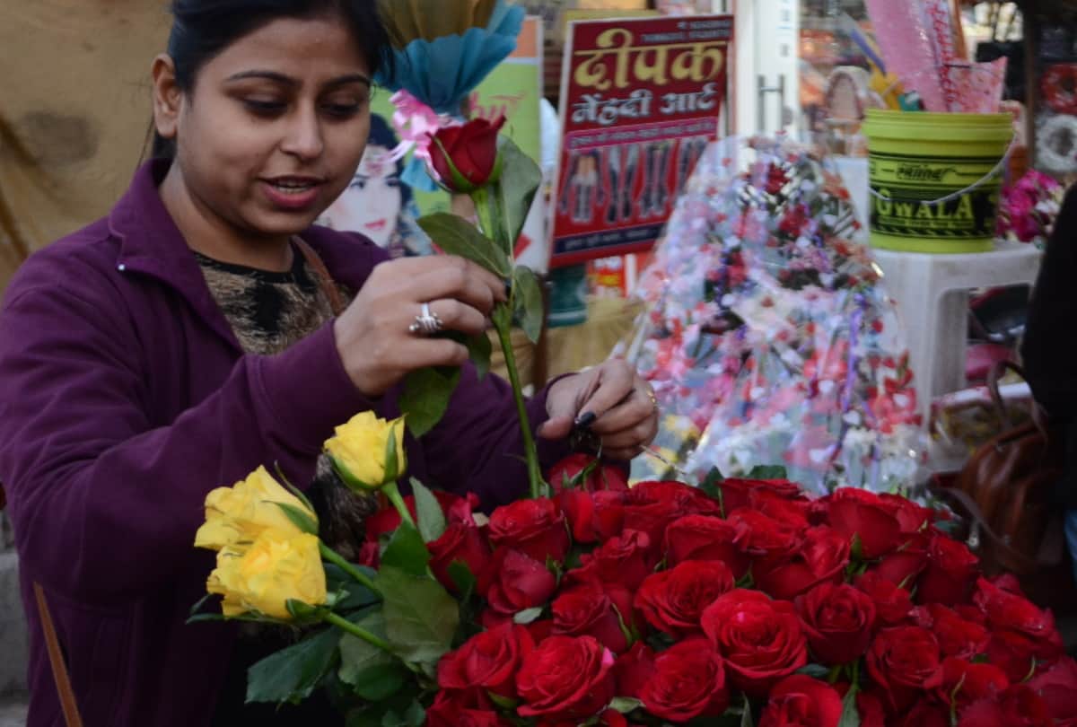 Valentine's Day begins, crowds of youth in restaurants, malls and theater on Rose Day