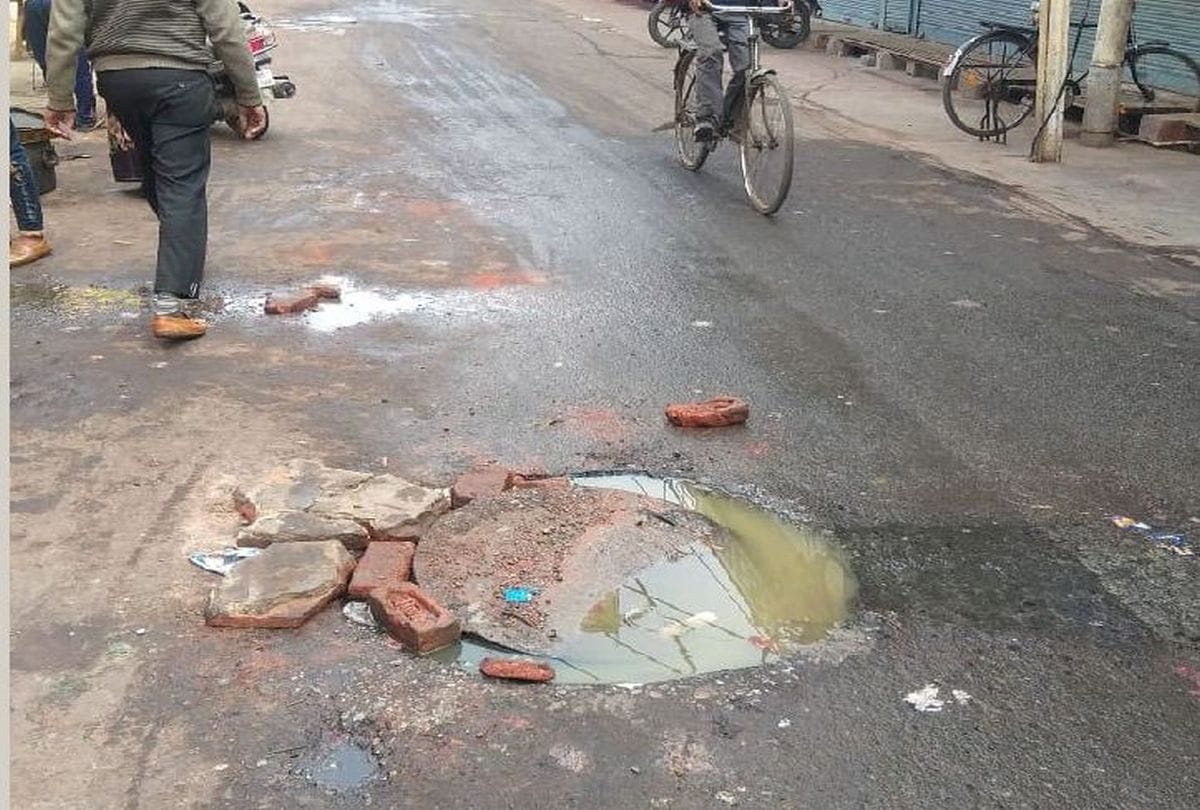 sewer overflows in agra due to strike of private company workers