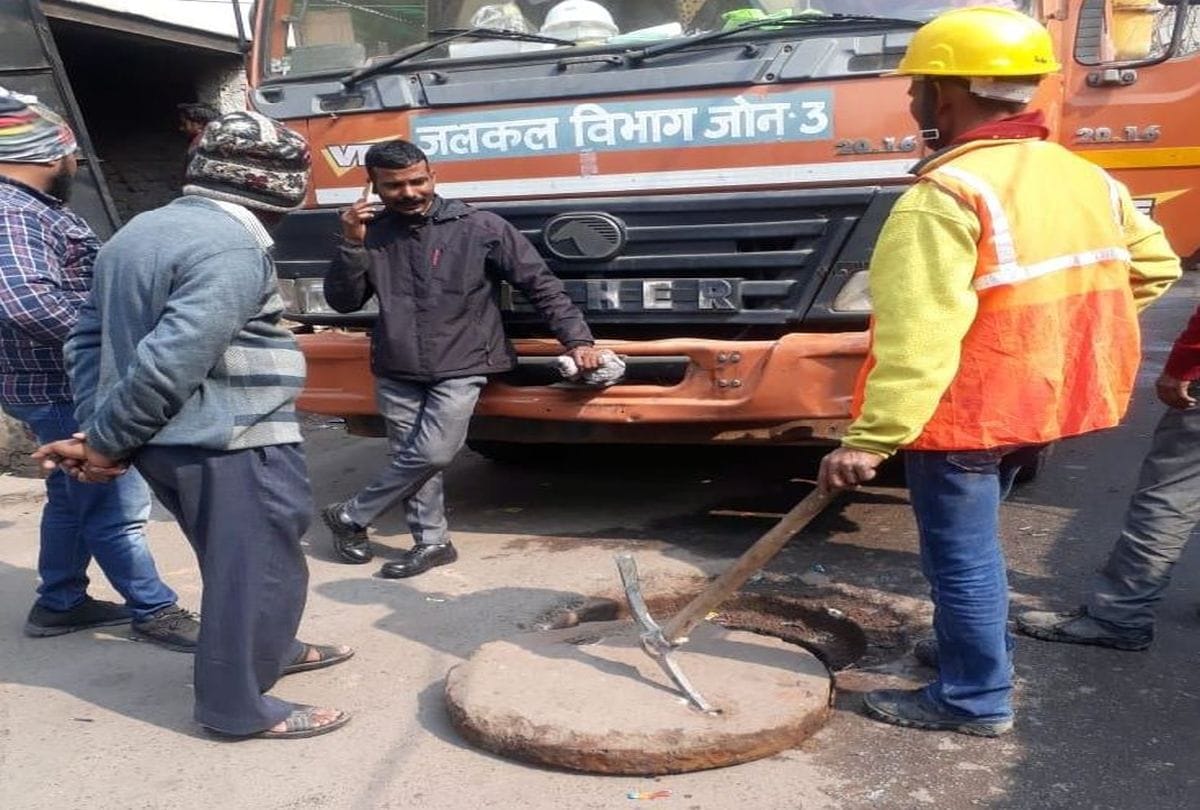 sewer overflows in agra due to strike of private company workers